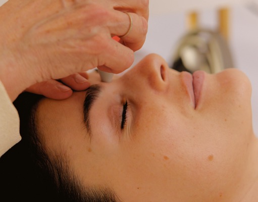 LUXOPUNCTURE® pendant le soin du visage EVEIL